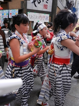 Grade schoolers in the Tenjin Matsuri parade